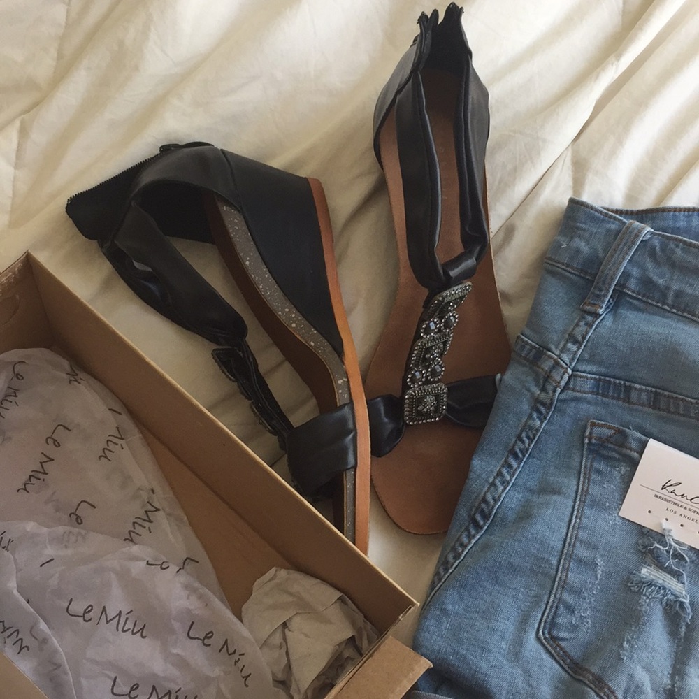 Le Míu by Toetos Black Wedge Sandals